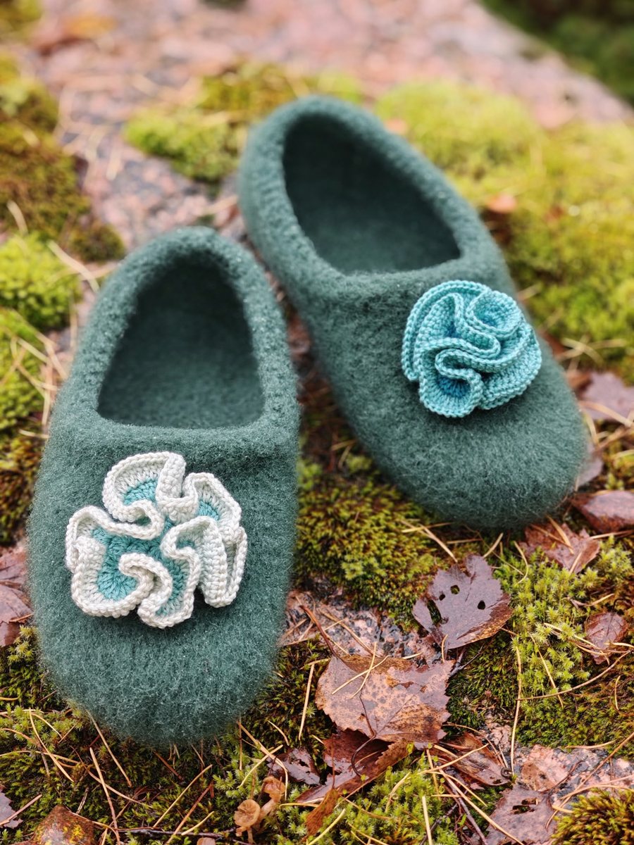 Green Rahuu Dream slippers with knitted flowers on moss
