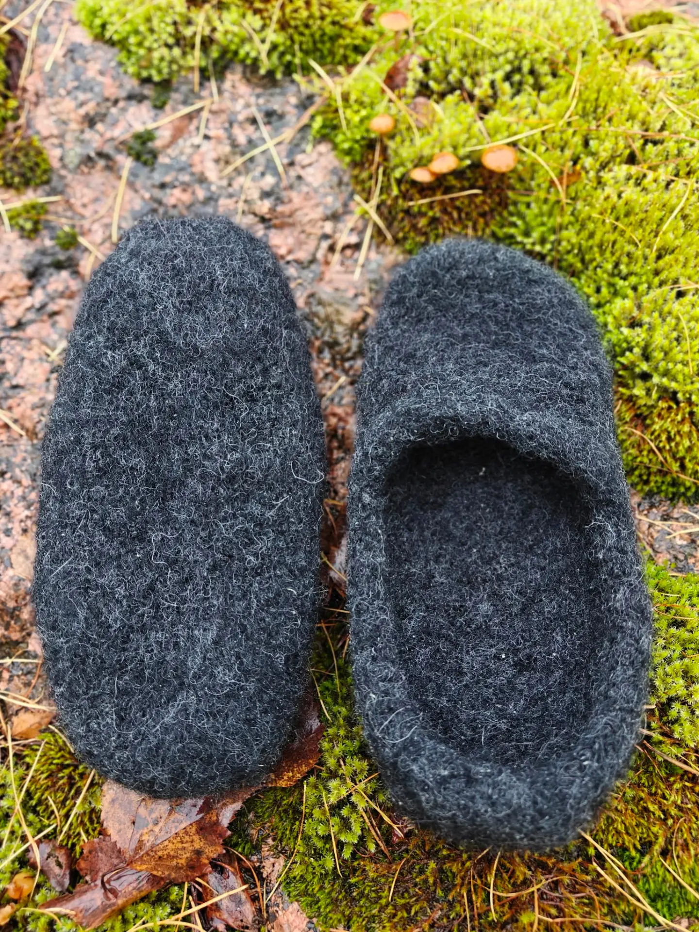 Grey Rahuu Calm wool slippers on moss